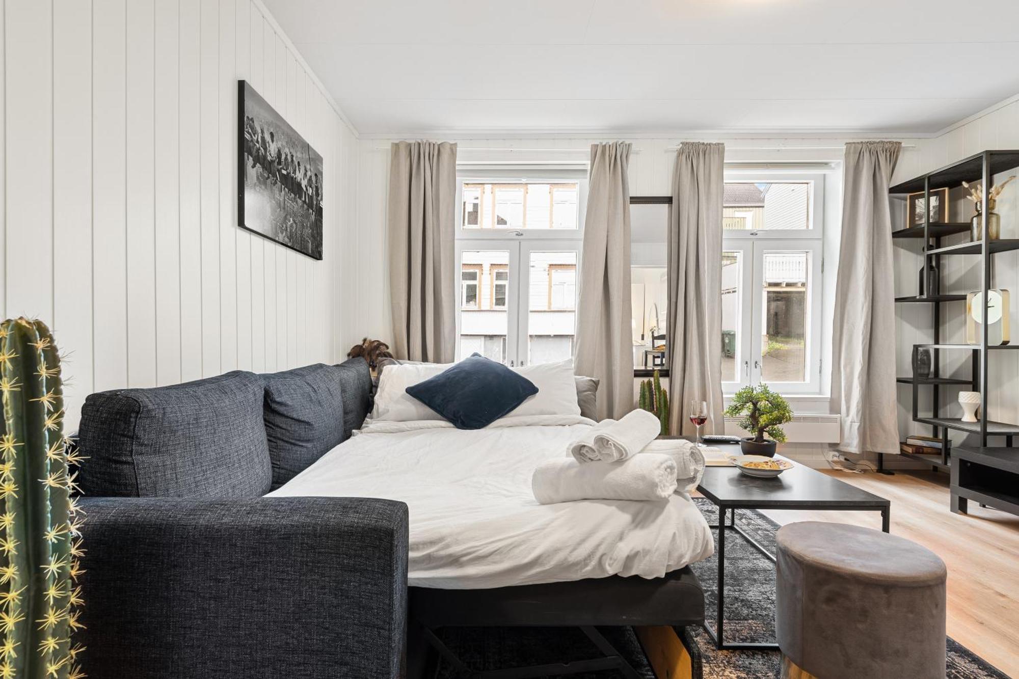 5 Mins To Center In Bright & Cozy Apartment