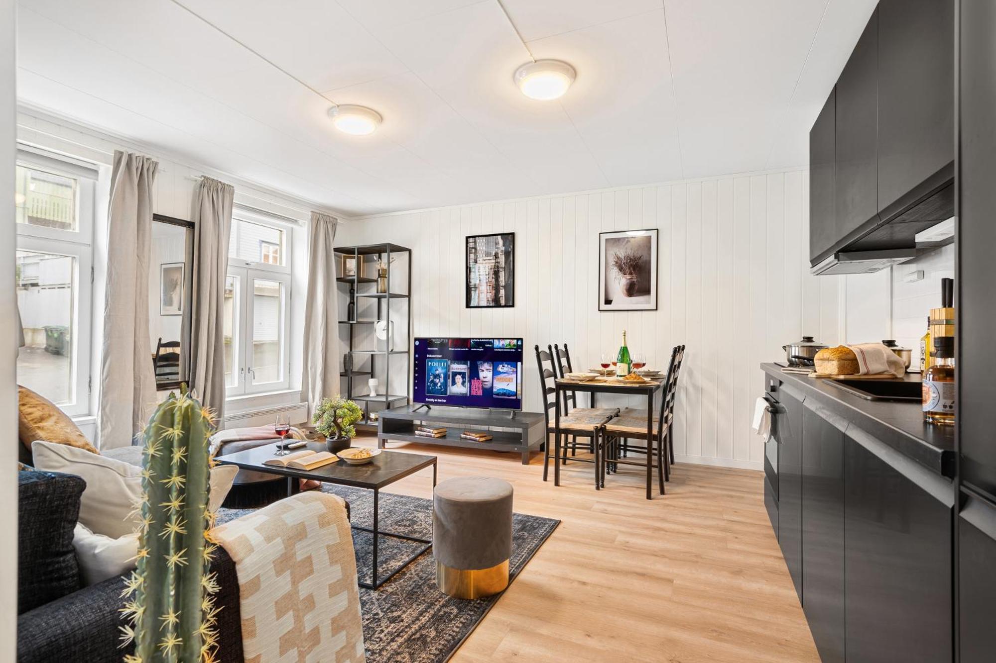Apartment 5 Mins To Center In Bright & Cozy *