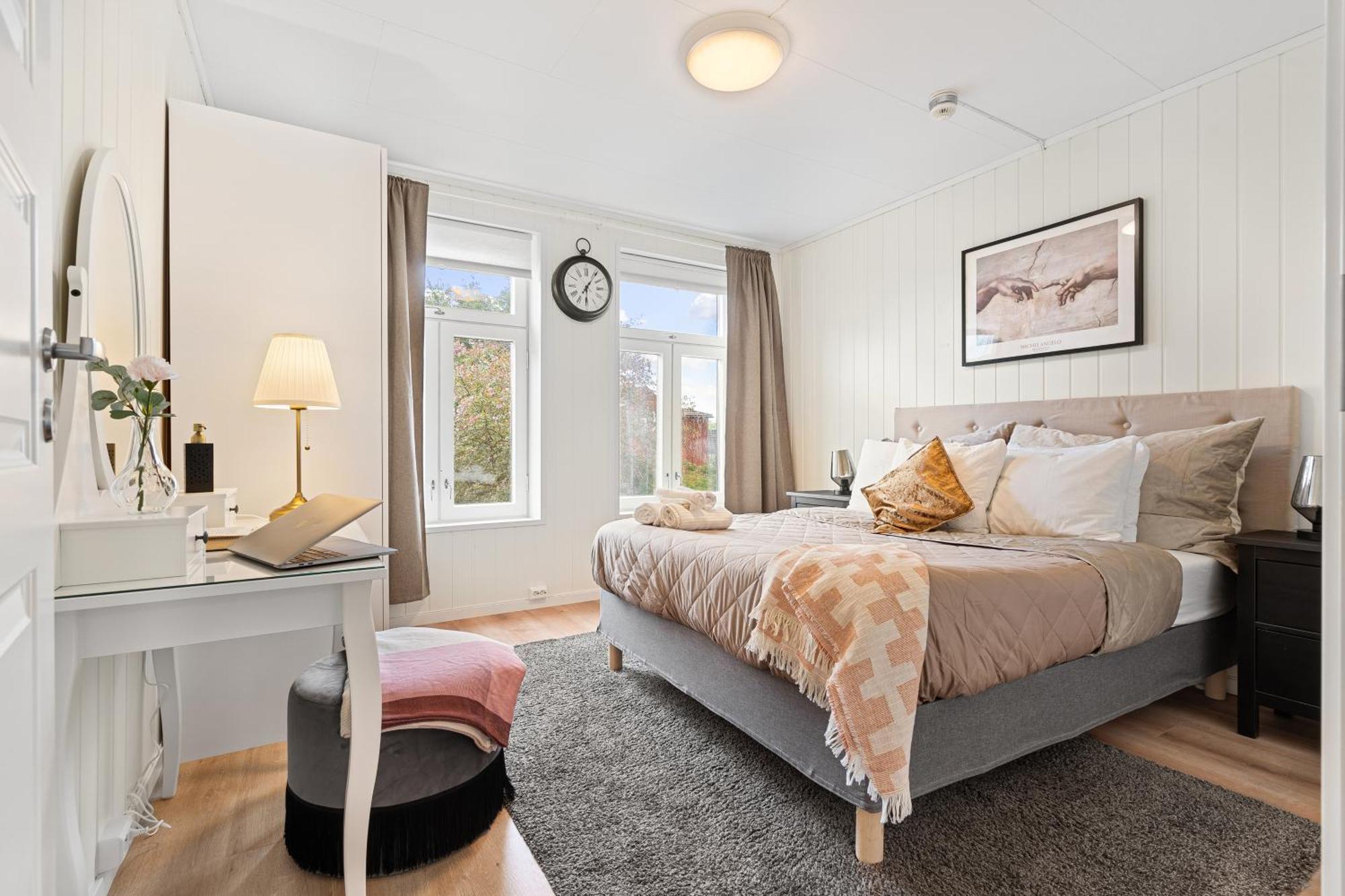 5 Mins To Center In Bright & Cozy