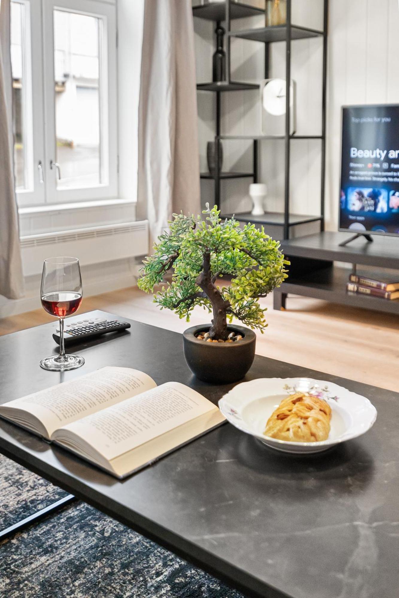 5 Mins To Center In Bright & Cozy Apartment