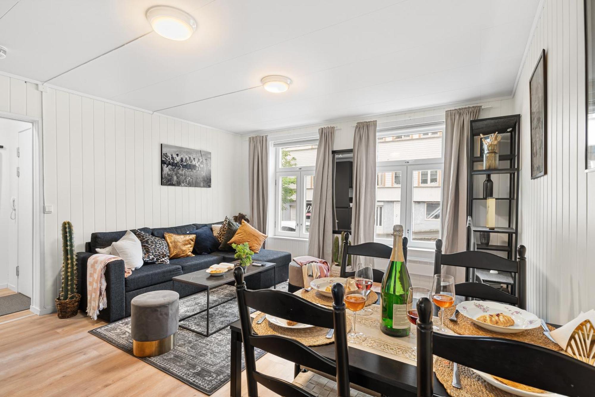 5 Mins To Center In Bright & Cozy Apartment *